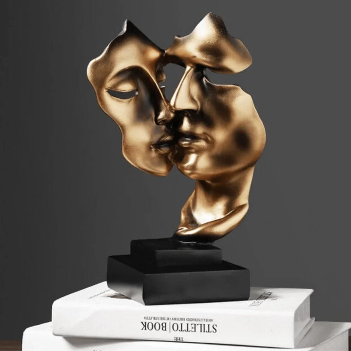 Escultura "O Beijo de Ouro" - Razu